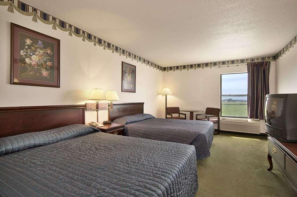 Days Inn By Wyndham Walcott Davenport Bagian luar foto