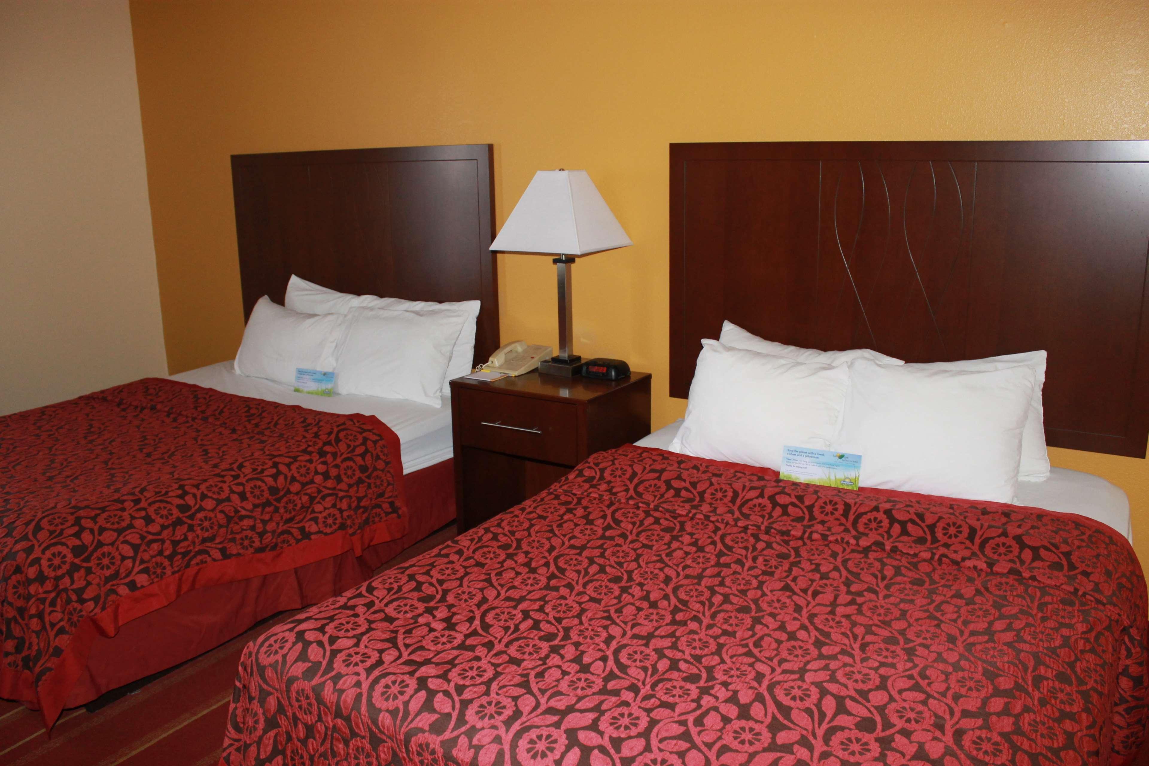 Days Inn By Wyndham Walcott Davenport Bagian luar foto