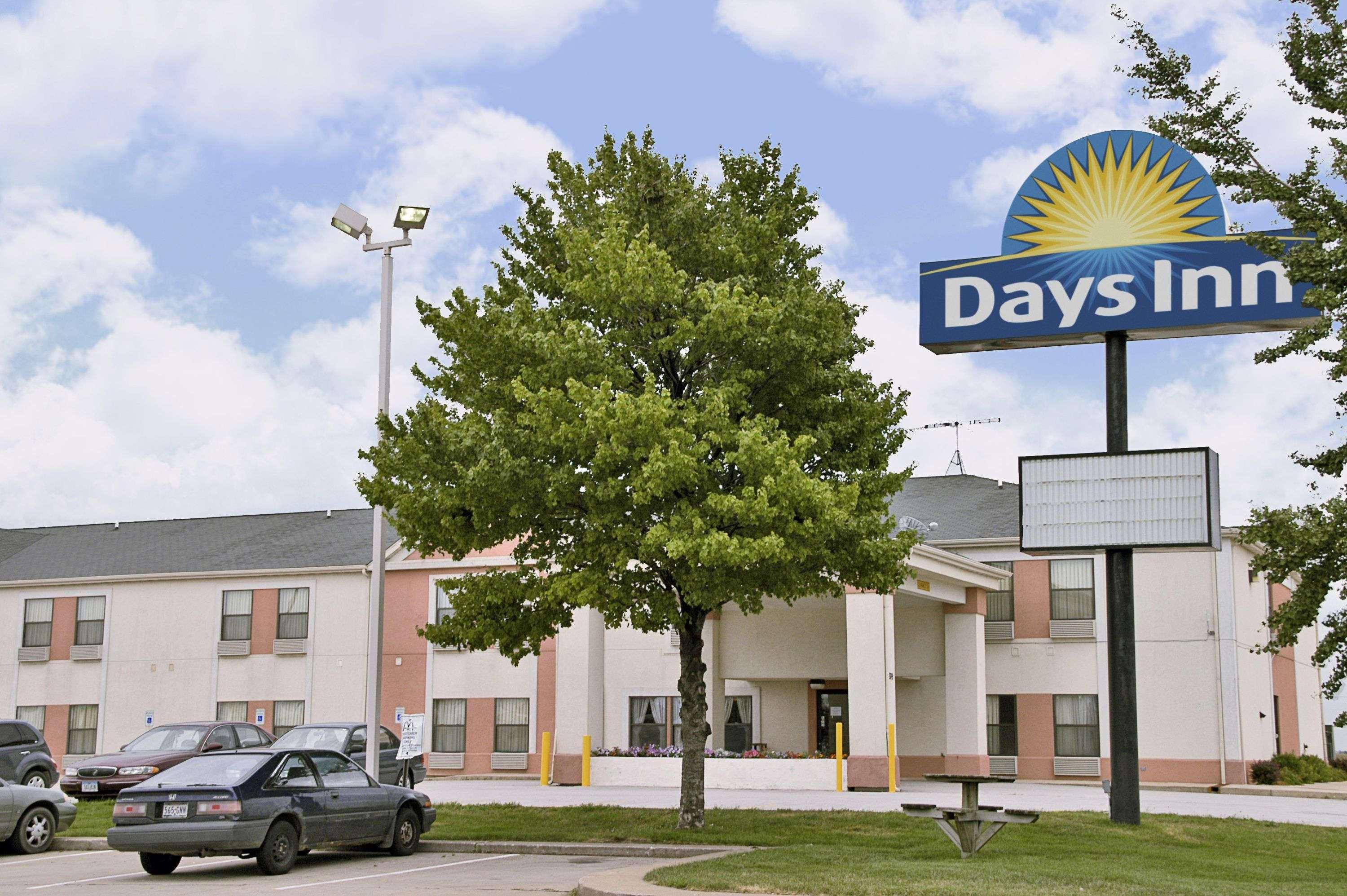 Days Inn By Wyndham Walcott Davenport Bagian luar foto