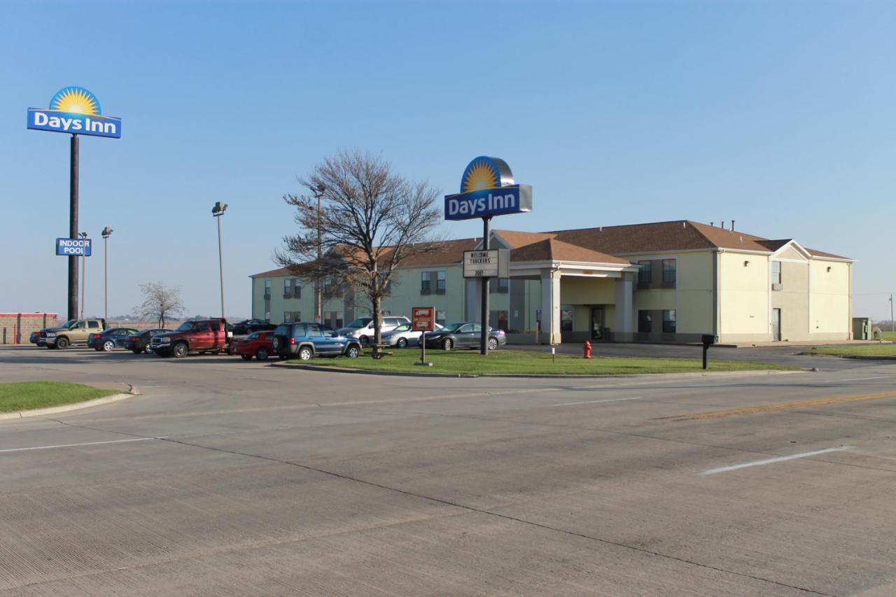 Days Inn By Wyndham Walcott Davenport Bagian luar foto