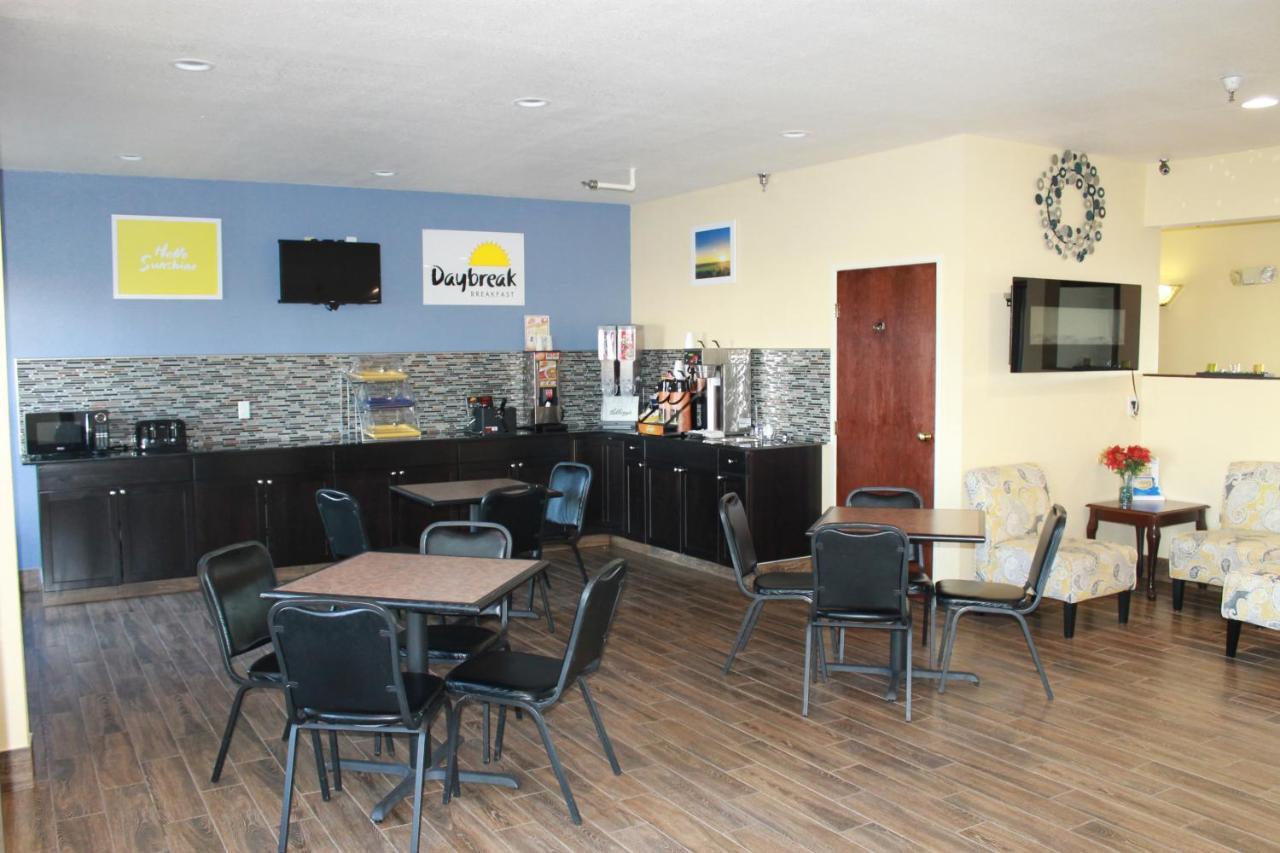 Days Inn By Wyndham Walcott Davenport Bagian luar foto
