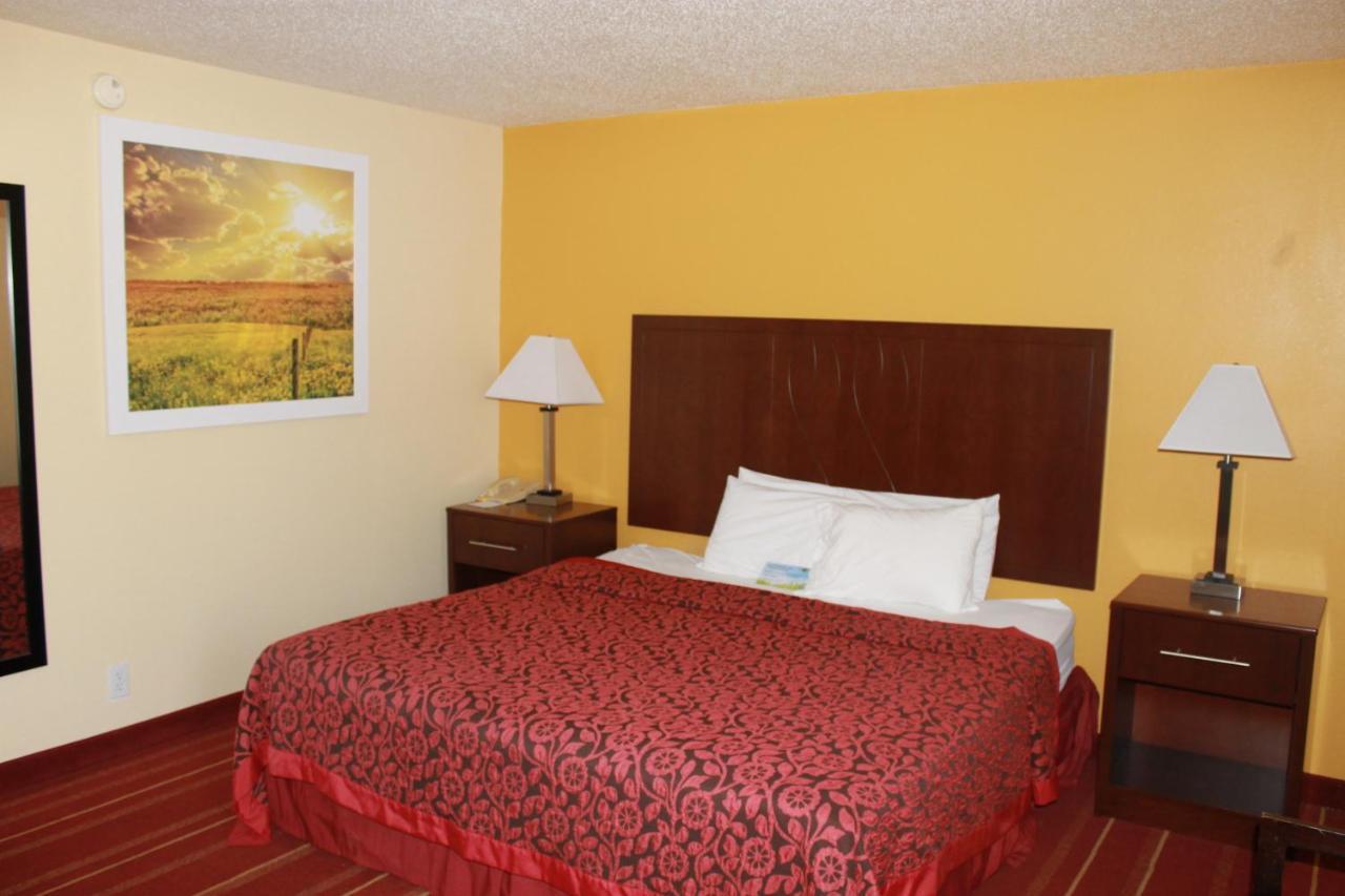 Days Inn By Wyndham Walcott Davenport Bagian luar foto